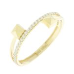 Χρυσό δαχτυλίδι Κ14 με λευκά ζιργκόν και μοντέρνο σχέδιο