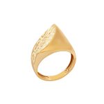 Χρυσό φαρδύ δαχτυλίδι Κ14 με ανάγλυφη διαμανταρισμένη επιφάνεια σε μοντέρνο σχέδιο